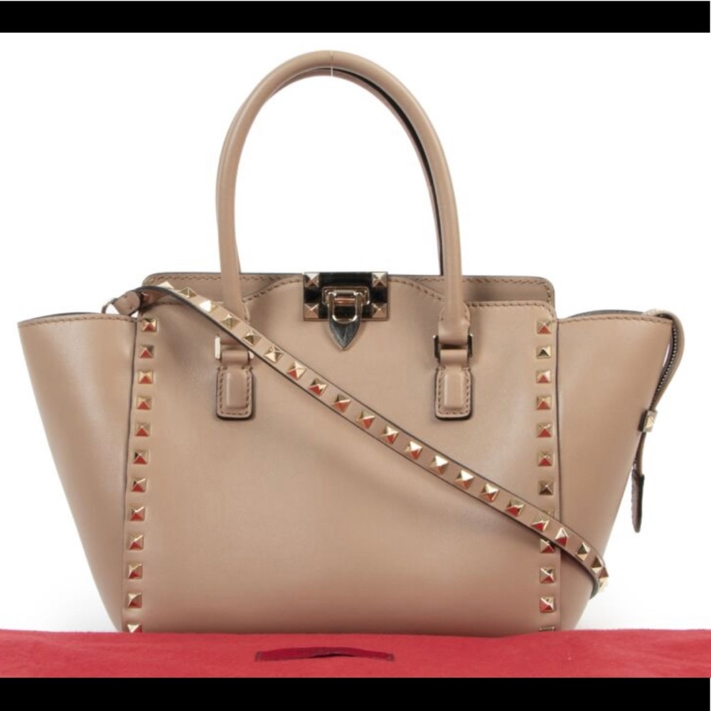 Classic Valentino Garavani Nude Rockstud Leather Trapeze Bag